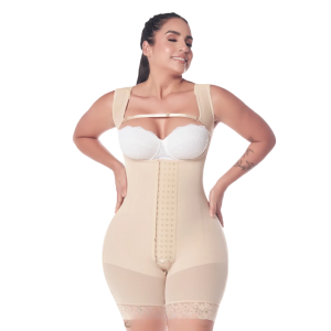 Svelte hourglass-style girdle with four-point fastening